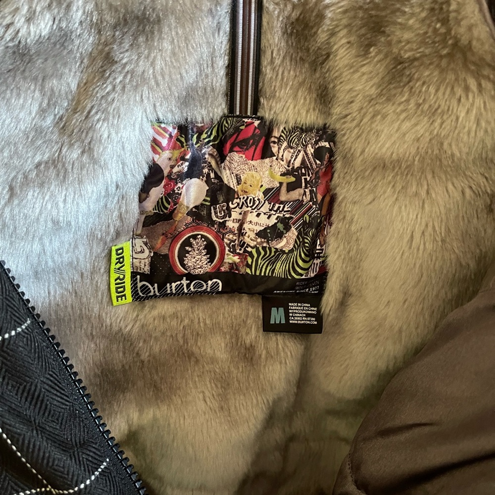 Burton snow jacket size M (runs a bit small) - Picture 2 of 6